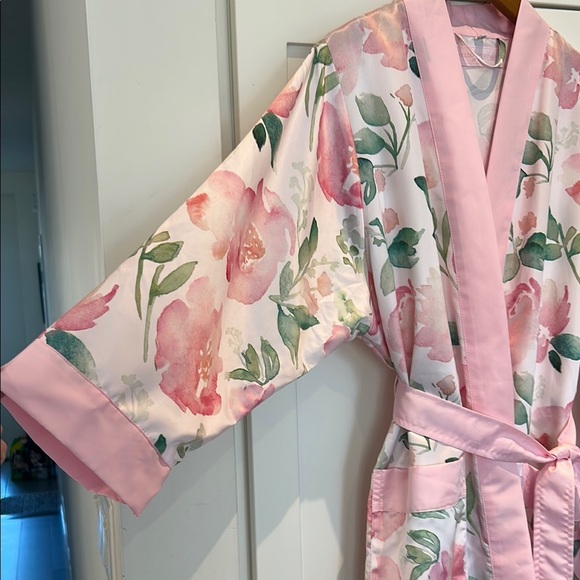 HELLO GORGEOUS Floral Satin Robe Size S - Picture 2 of 12